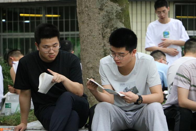 新澳今日图片分析:高考结束集体找妈妈